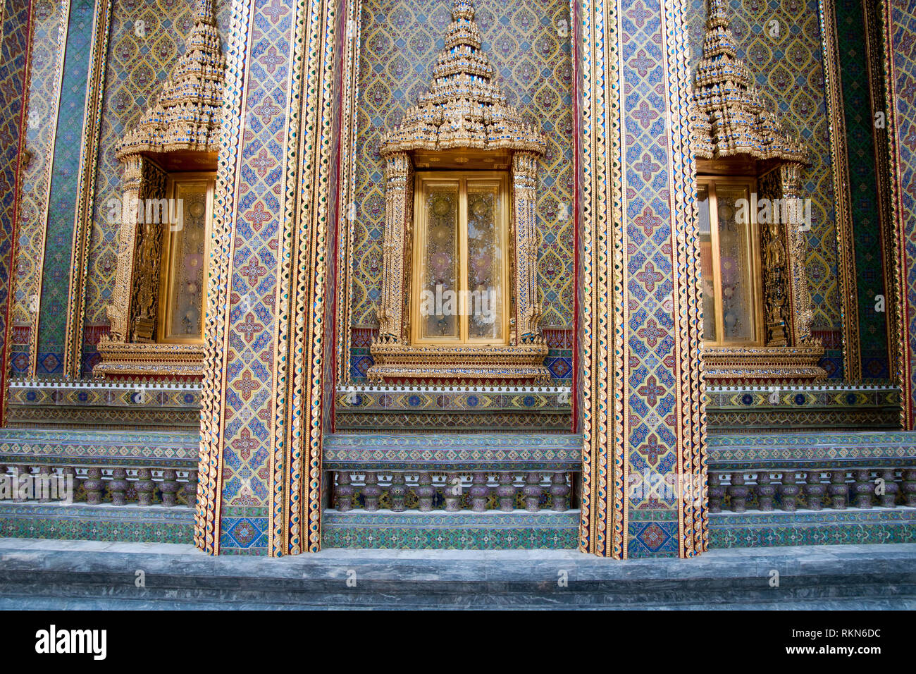 Bangkok in Thailandia, ornano finestre con persiane nel cortile circolare a Wat Ratchabophit Foto Stock