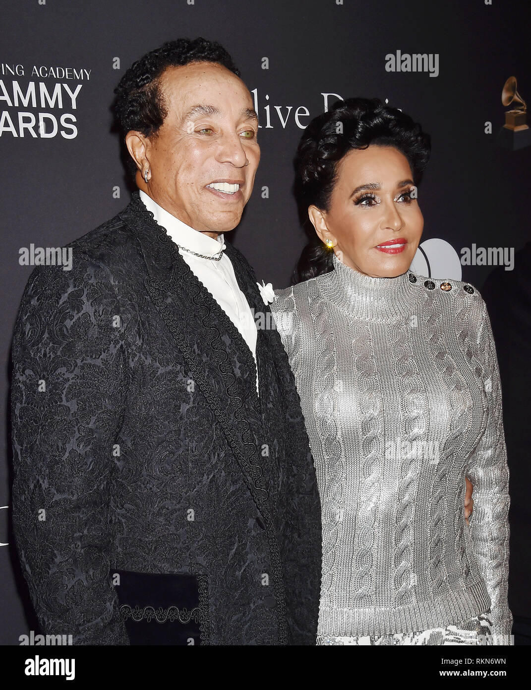 BEVERLY HILLS, CA - 09 febbraio: Smokey Robinson (L) e Francesca Glandney frequentare la Recording Academy e Clive Davis' 2019 Pre-GRAMMY Gala a essere Foto Stock