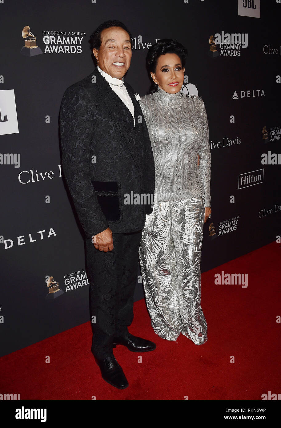 BEVERLY HILLS, CA - 09 febbraio: Smokey Robinson (L) e Francesca Glandney frequentare la Recording Academy e Clive Davis' 2019 Pre-GRAMMY Gala a essere Foto Stock