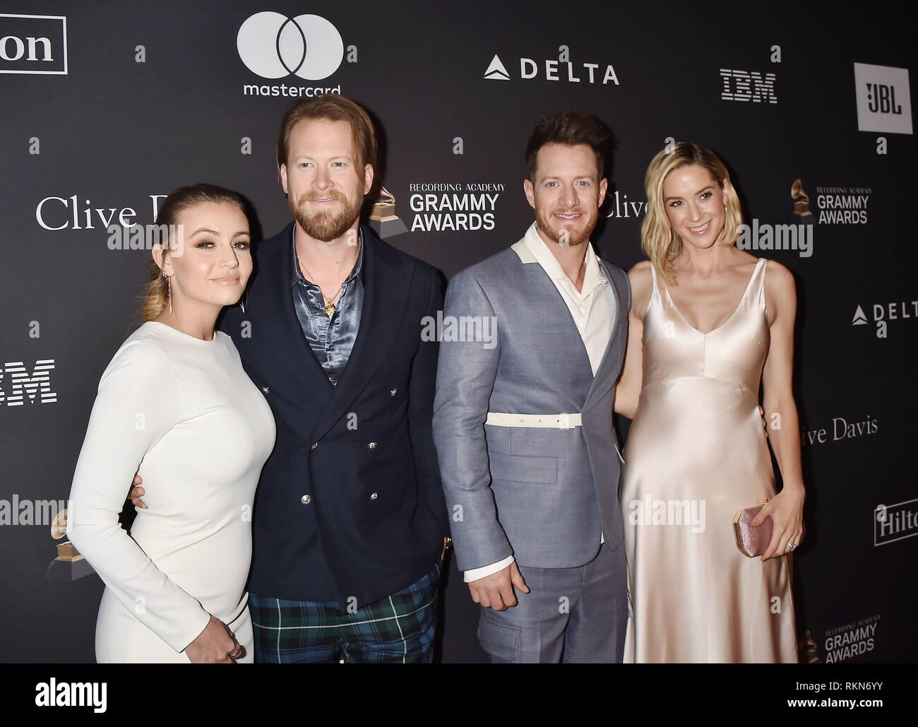 BEVERLY HILLS, CA - 09 febbraio: (L-R) Brittney Marie Cole, Brian Kelley, Tyler Hubbard di Florida Georgia Linea e Hayley Stommel frequentare il sul pulsante recordi Foto Stock