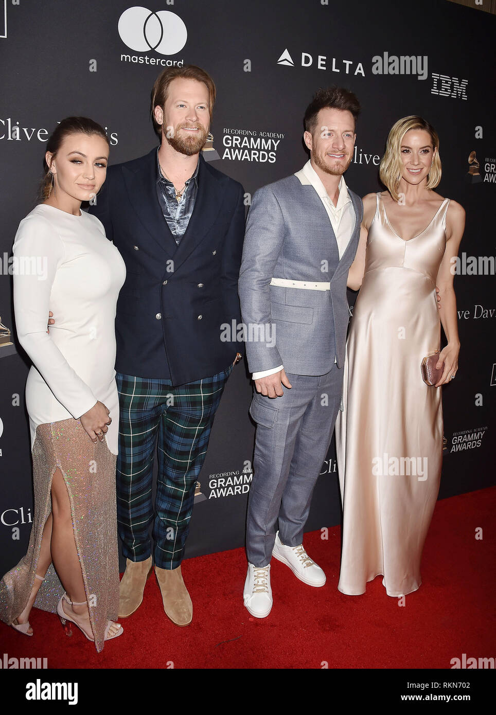BEVERLY HILLS, CA - 09 febbraio: (L-R) Brittney Marie Cole, Brian Kelley, Tyler Hubbard di Florida Georgia Linea e Hayley Stommel frequentare il sul pulsante recordi Foto Stock