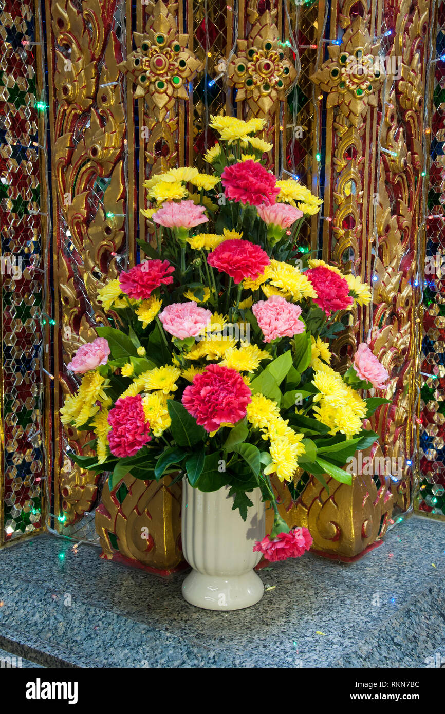 Bangkok in Thailandia, vaso di garofani al santuario buddista nel pak khlong talat market Foto Stock