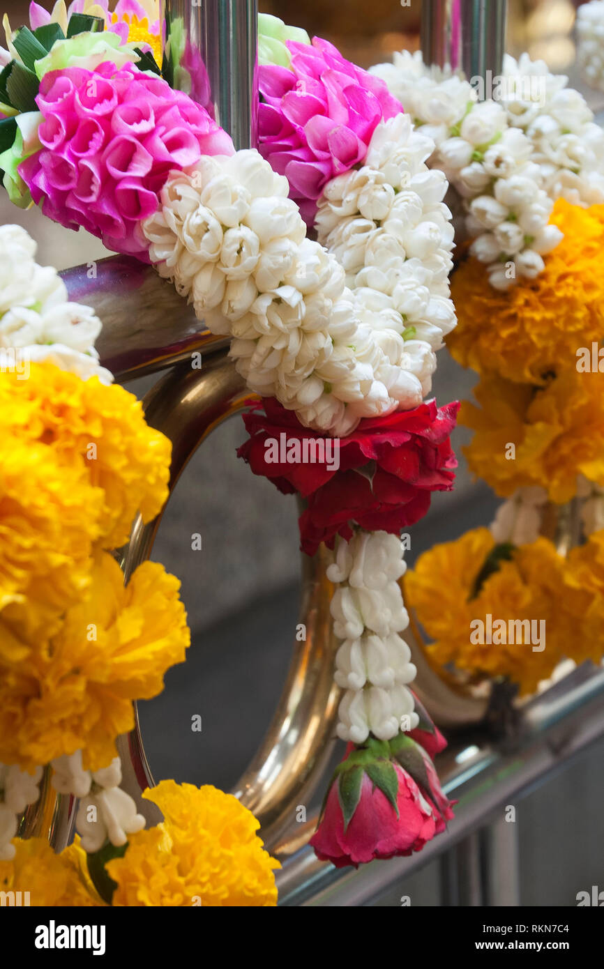 Bangkok in Thailandia, Pak Khlong Talat mercato di vendita di stallo calendula ghirlande o phusng malai Foto Stock