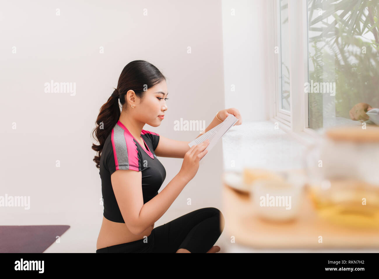 Home yoga la configurazione con il tè. Accessori Zen per la meditazione e relax a casa Foto Stock