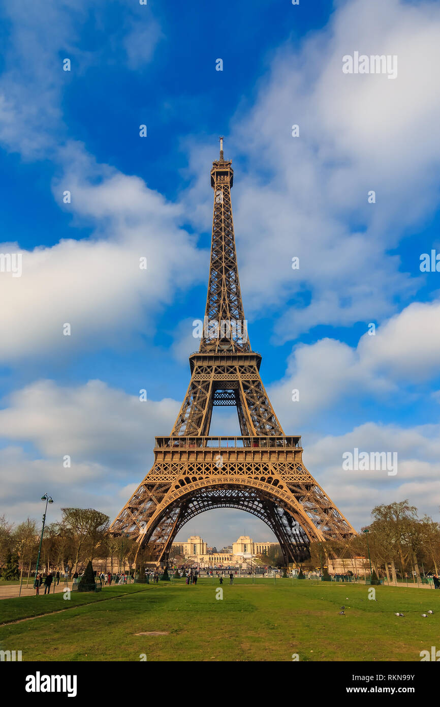 Torre Eiffel o Tour Eiffel visto da Champ de Mars a Parigi in Francia su un bel giorno nuvoloso Foto Stock