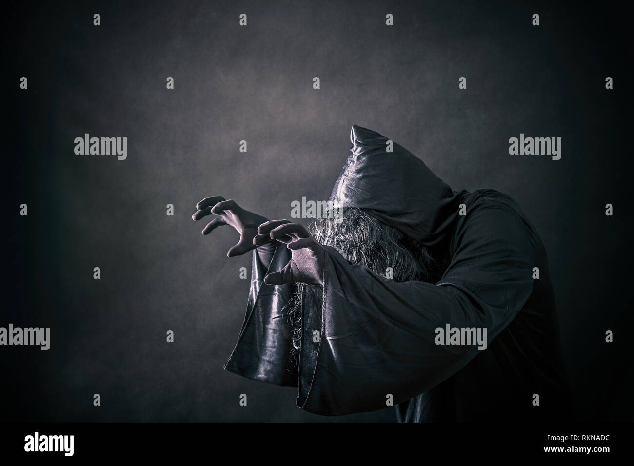 La strega nel mantello con cappuccio Foto Stock