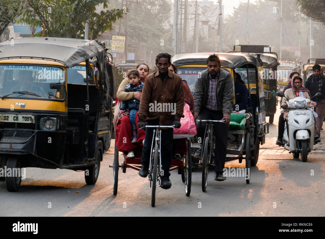 Risciò bicicletta e altro traffico di Amritsar Punjab, India Foto Stock