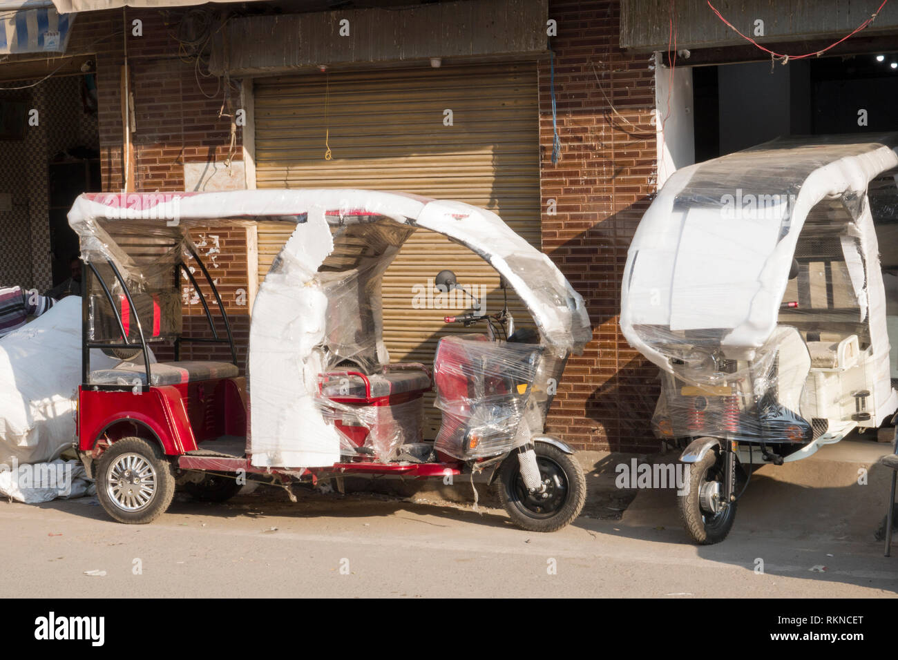 Nuovo di zecca electric risciò motorizzati di Amritsar, India Foto Stock