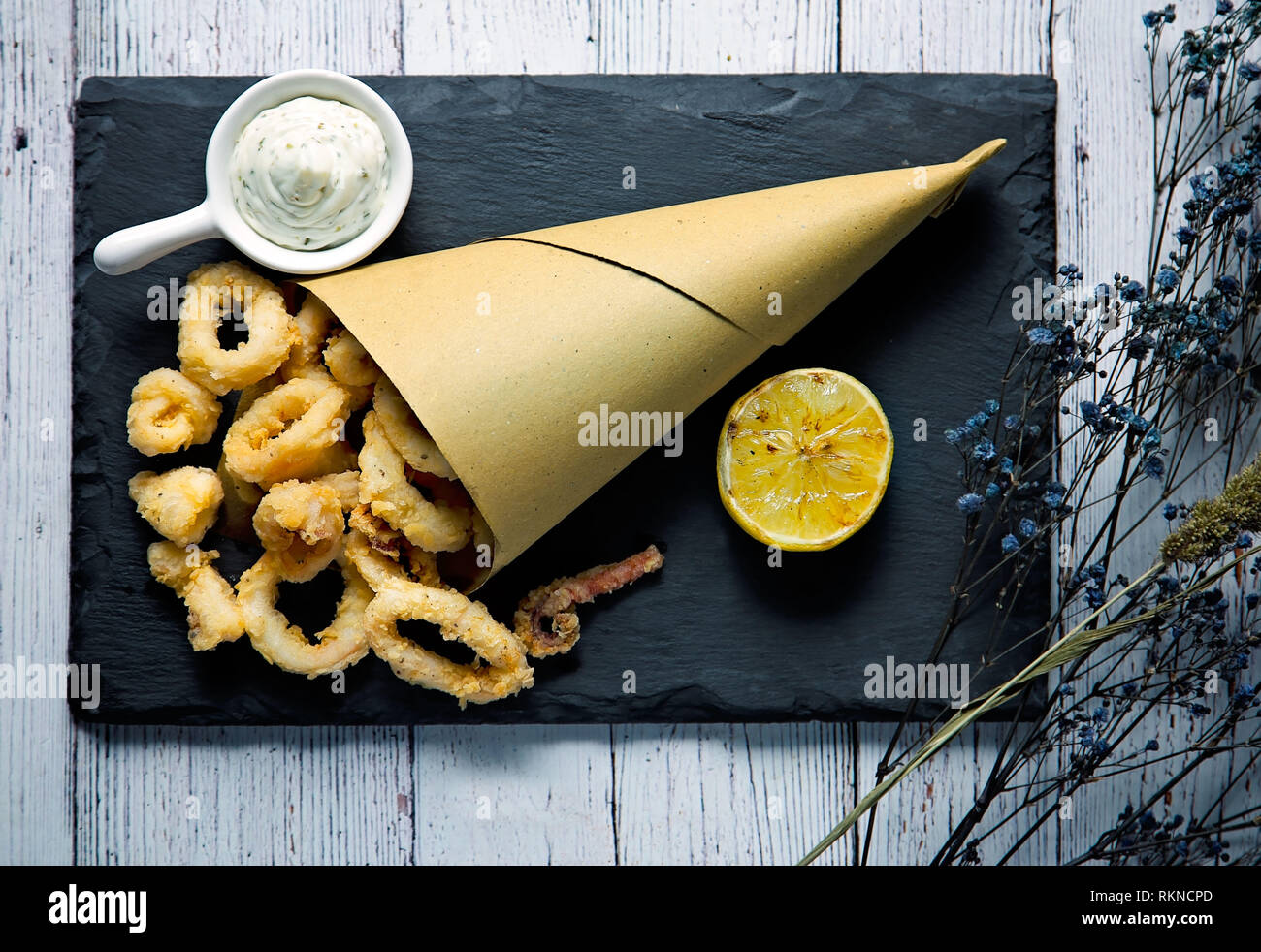 Calamari fritti con salsa tartara e limone Foto Stock