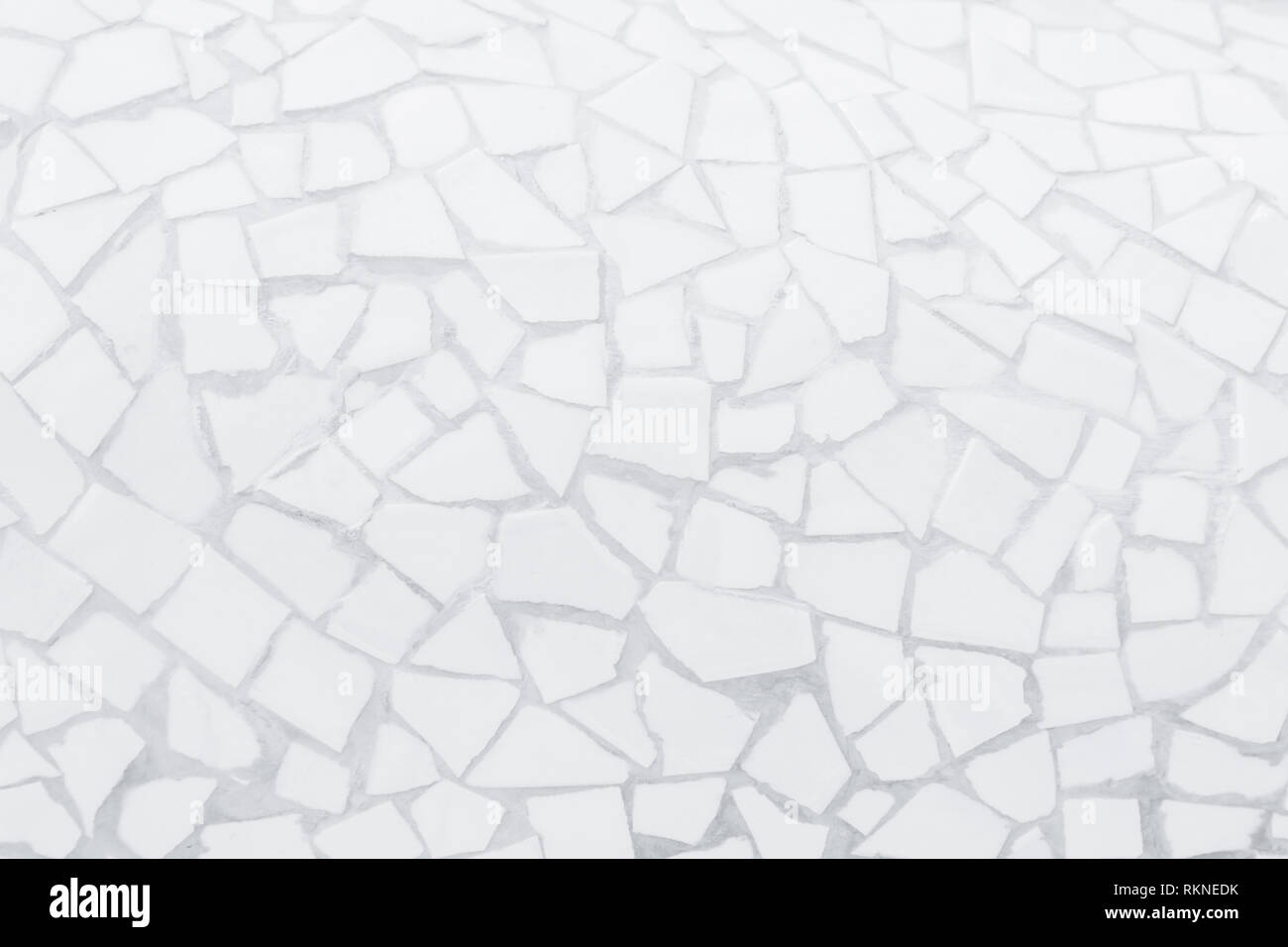Rotture di piastrelle a mosaico pattern senza giunture. Il bianco e il Grigio la parete piastrelle ad alta risoluzione foto reale o mattone senza saldatura e texture di sfondo interiore. Foto Stock
