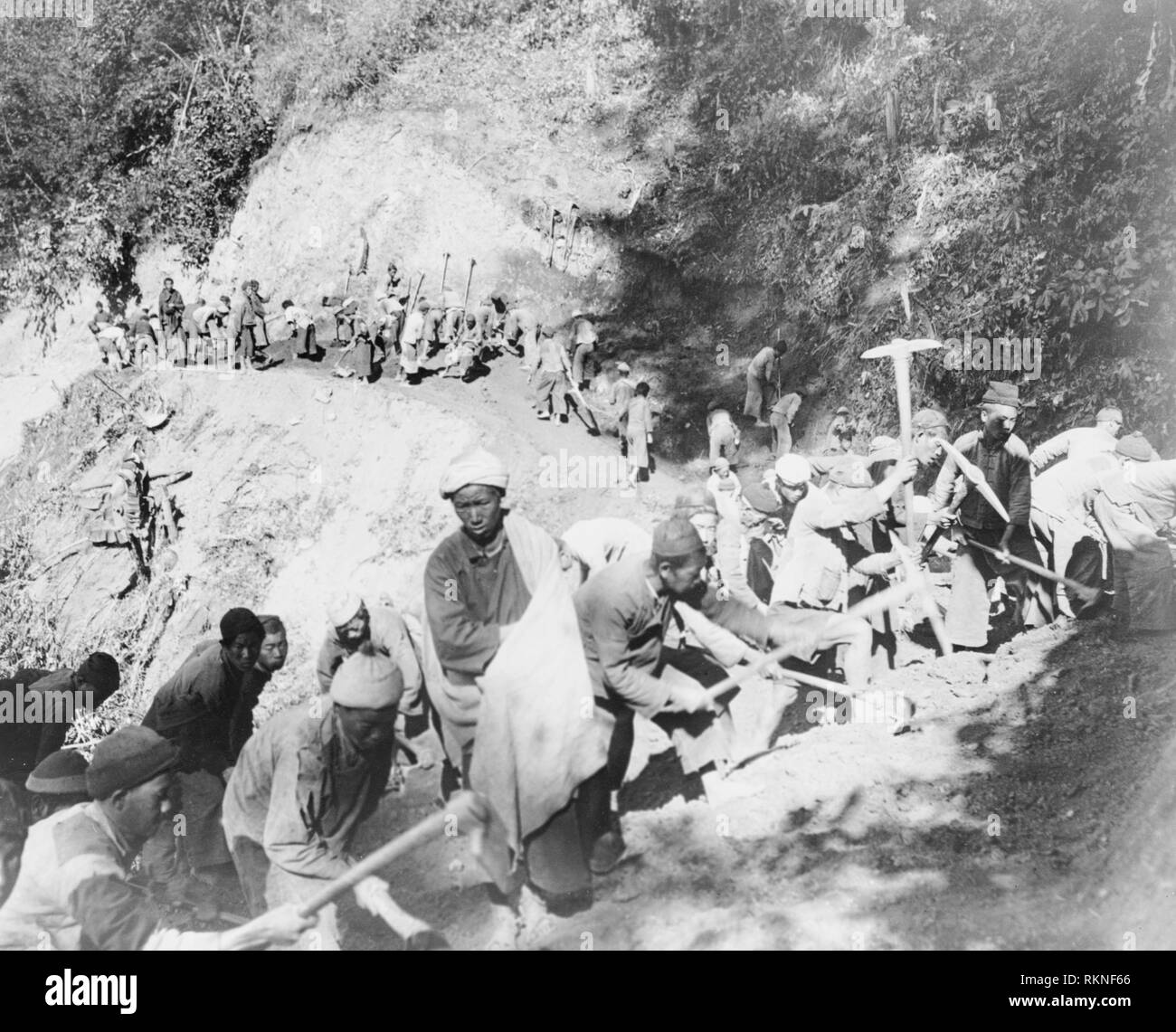 Birmane e operai cinesi utilizzando gli strumenti a mano per riaprire la strada della Birmania nel sud-ovest della Cina, 1944 Foto Stock