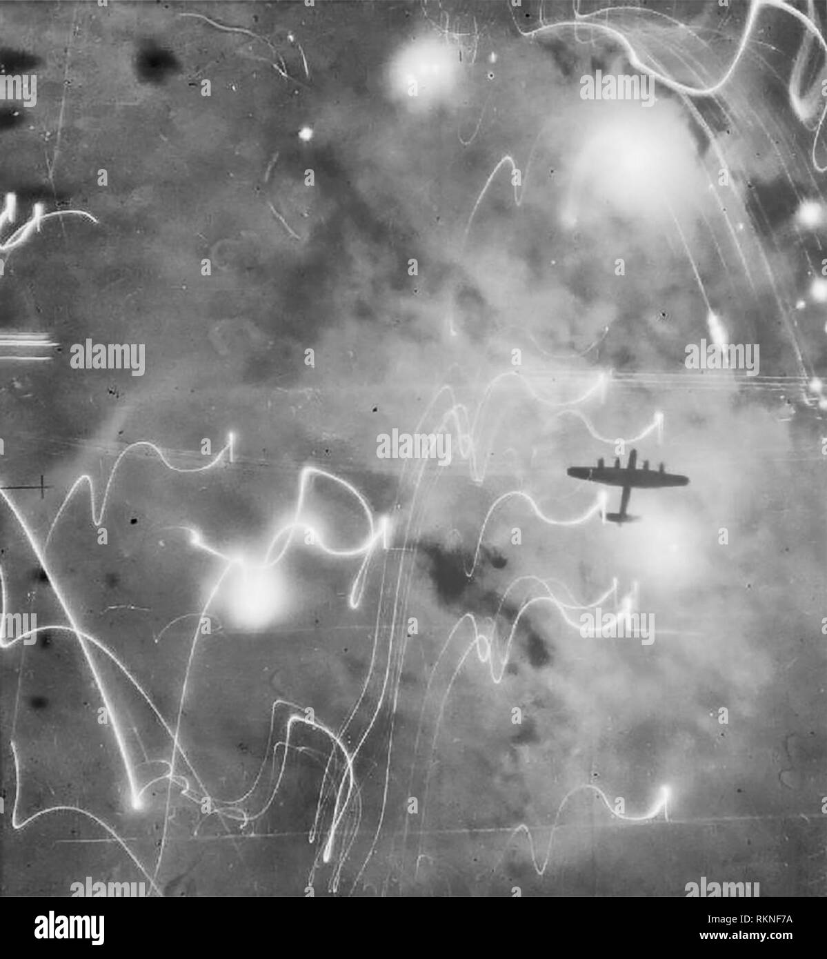 Un Avro Lancaster di n. 1, Gruppo Comando Bombardieri, stagliano flares, il fumo e le esplosioni durante l'attacco a Amburgo, Germania Foto Stock