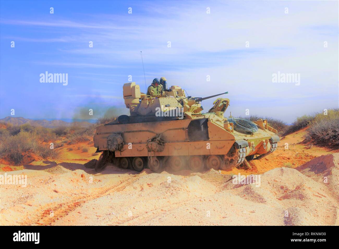 "Vecchio affidabile" esce dalla posizione difensiva e si sposta sull'altro punto contrassegnato, che è parte di una delle corsie di marcia in Ram Focus, quarantesimo brigata battaglione ingegnere del campo di convalida esercizio al Fort Bliss Area Formazione, Nuovo Messico, 8 febbraio (U.S. Foto dell'esercito da Staff Sgt. Felicia Jagdatt) Foto Stock
