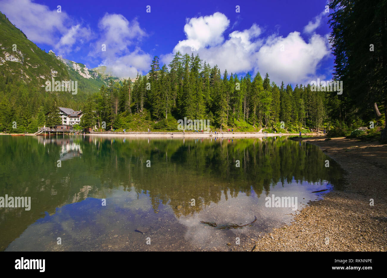 Vista idilliaca del lago Braies nelle Dolomiti italiane Foto Stock