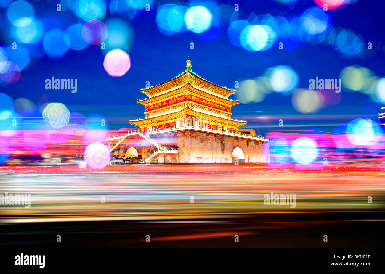 Xi'an , il punto di partenza dell'antica via della seta, bella torre campanaria di notte, Cina Foto Stock