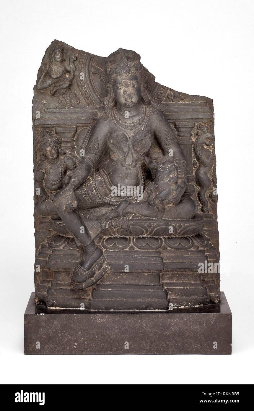 Dea Hariti seduto tenendo un bambino - Pala periodo, 10th/XI secolo - India Bihar - Origine: Bihar, Data: 901 AD-1100, media: pietra nera, Foto Stock