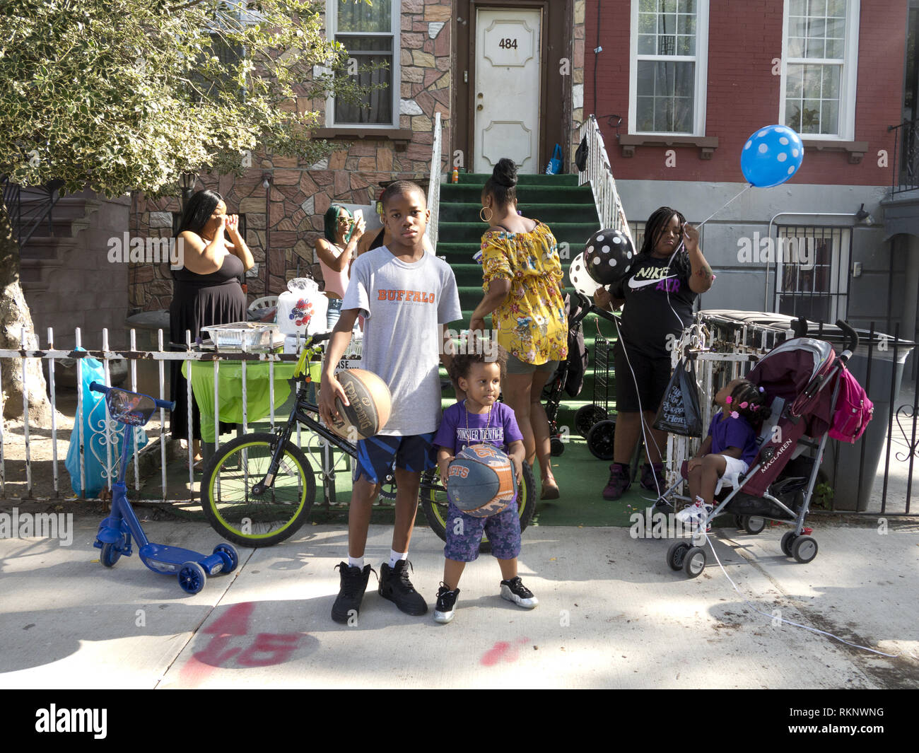 Ragazzi con basketballs a block party in Bedford Stuyvesant sezione di Brooklyn, NY, Aug.26, 2017. Foto Stock