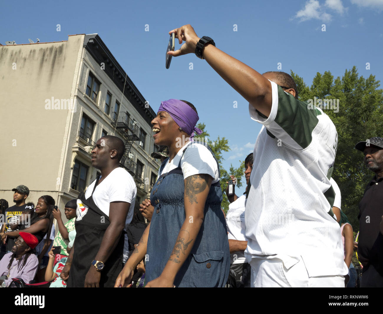 La folla guarda le prestazioni a block party in Bedford Stuyvesant sezione di Brooklyn, NY, Aug.26, 2017. Foto Stock