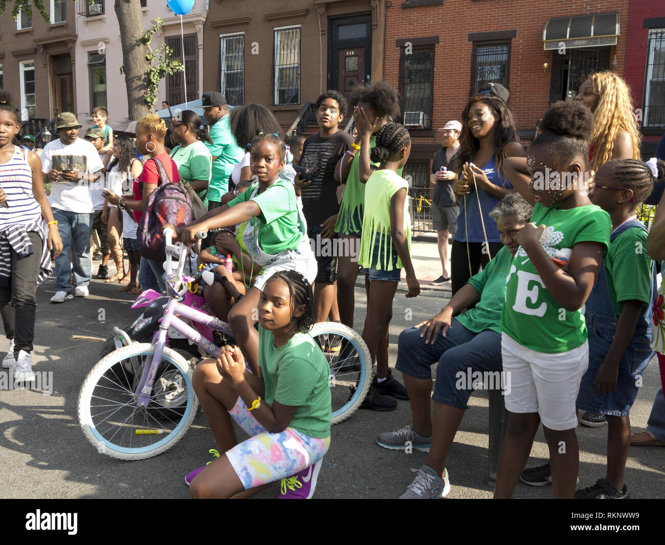 Folla di vicini al blocco delle parti in Bedford Stuyvesant sezione di Brooklyn, NY, Aug.26, 2017. Foto Stock