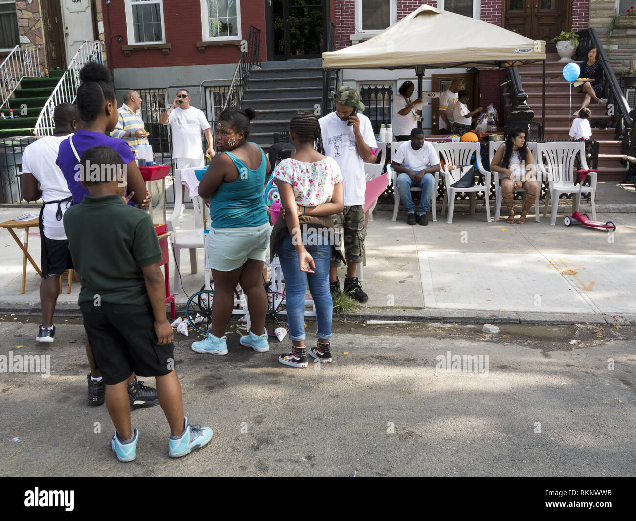 Block party in Bedford Stuyvesant sezione di Brooklyn, NY, Aug.26, 2017. Bambini schierate per popcorn. Foto Stock