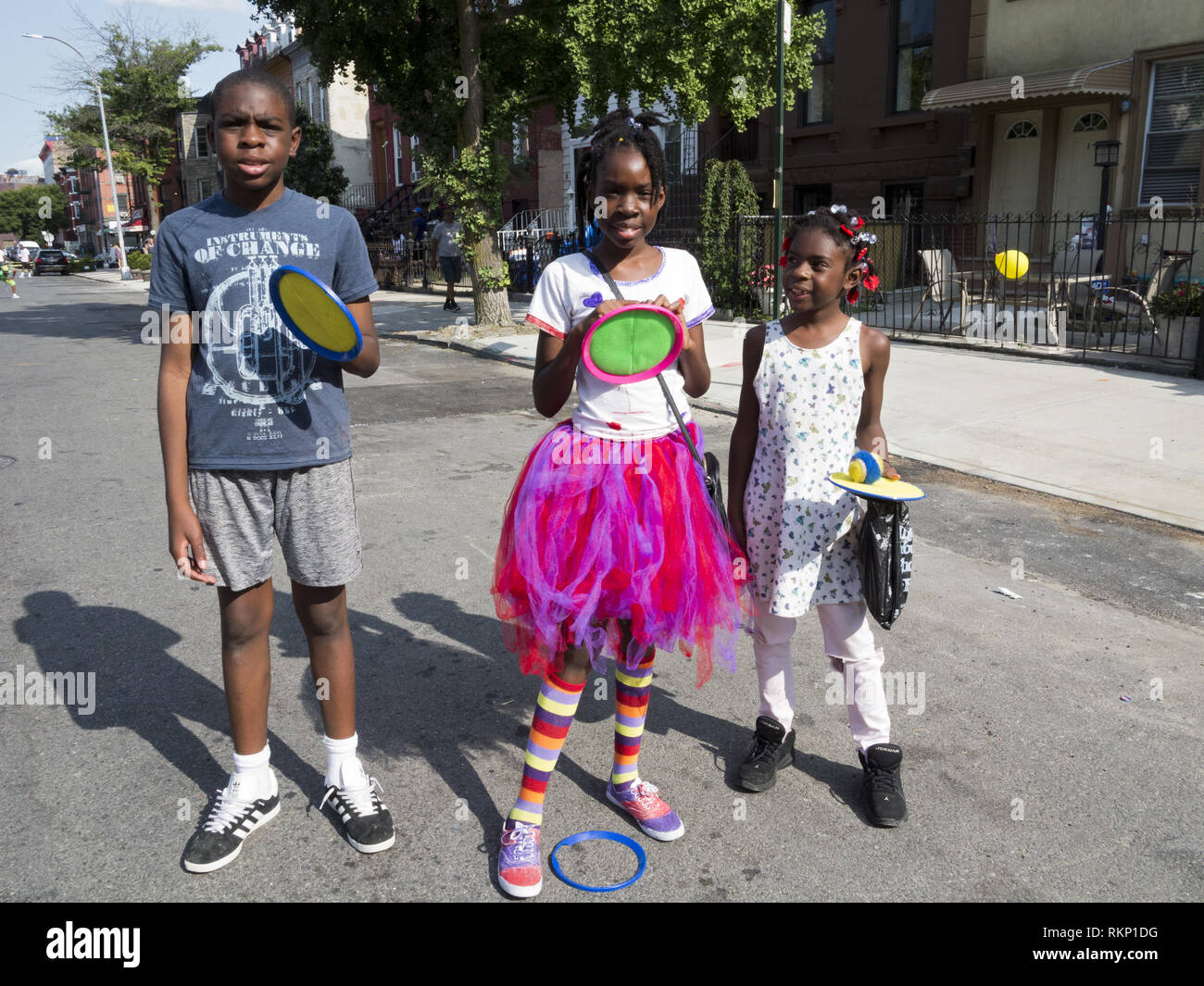 Bambini che giocano badminton gioco di tennis a block party in Bedford-Stuyvesant sezione di Brooklyn, New York. Foto Stock