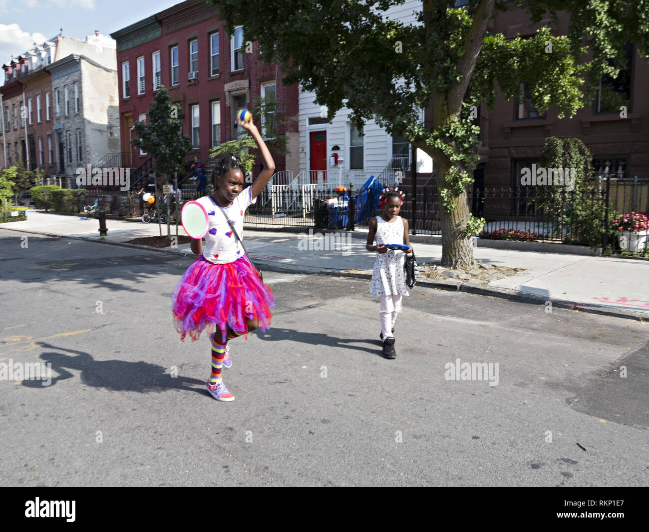 Bambini che giocano badminton gioco di tennis a block party in Bedford-Stuyvesant sezione di Brooklyn, New York. Foto Stock