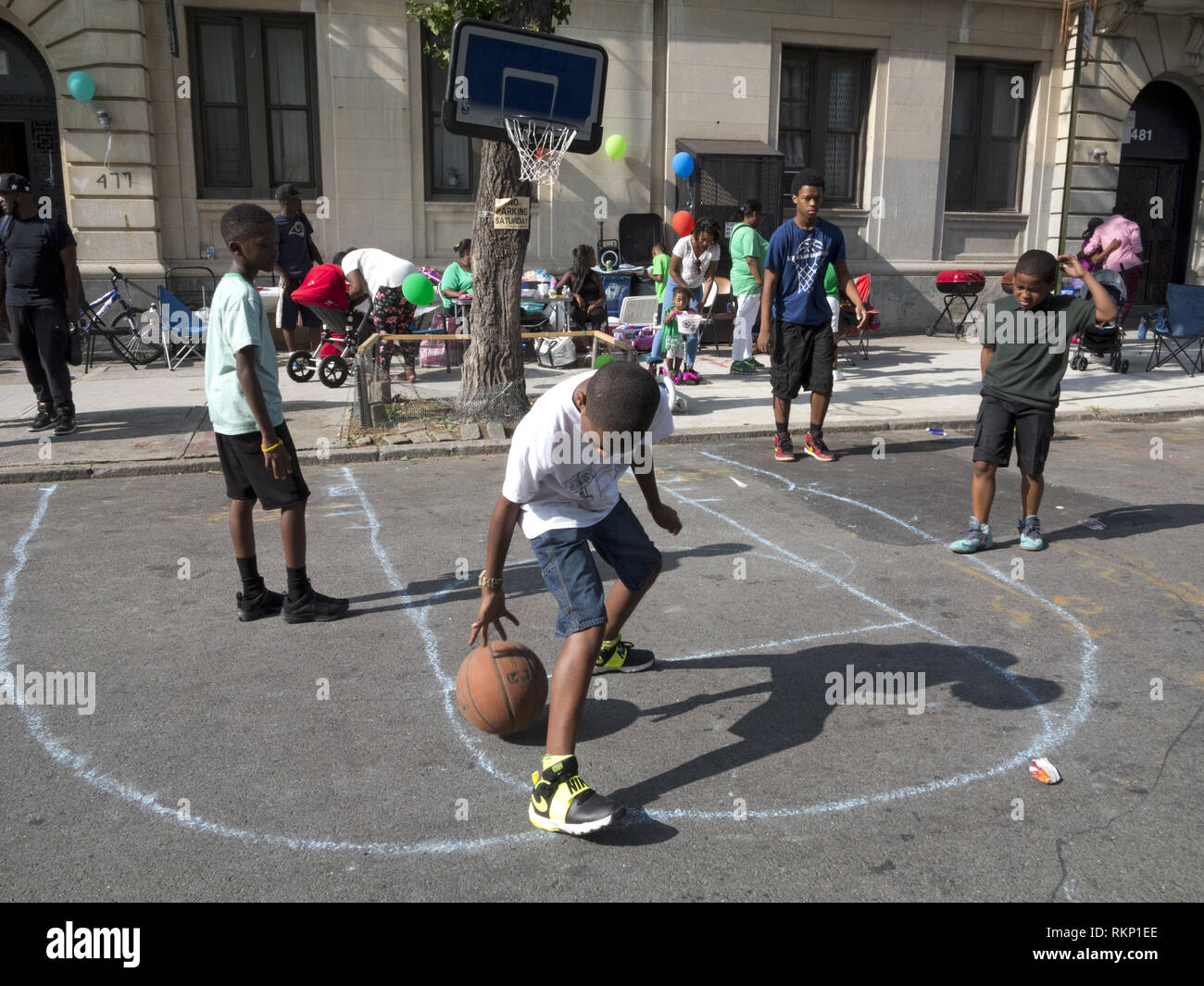 Bambini che giocano a basket block party in Bedford-Stuyvesant sezione di Brooklyn, New York. Foto Stock