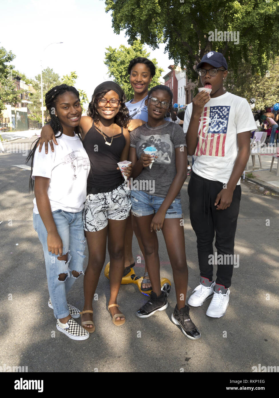 Gli adolescenti a block party in Bedford-Stuyvesant sezione di Brooklyn, New York. Foto Stock