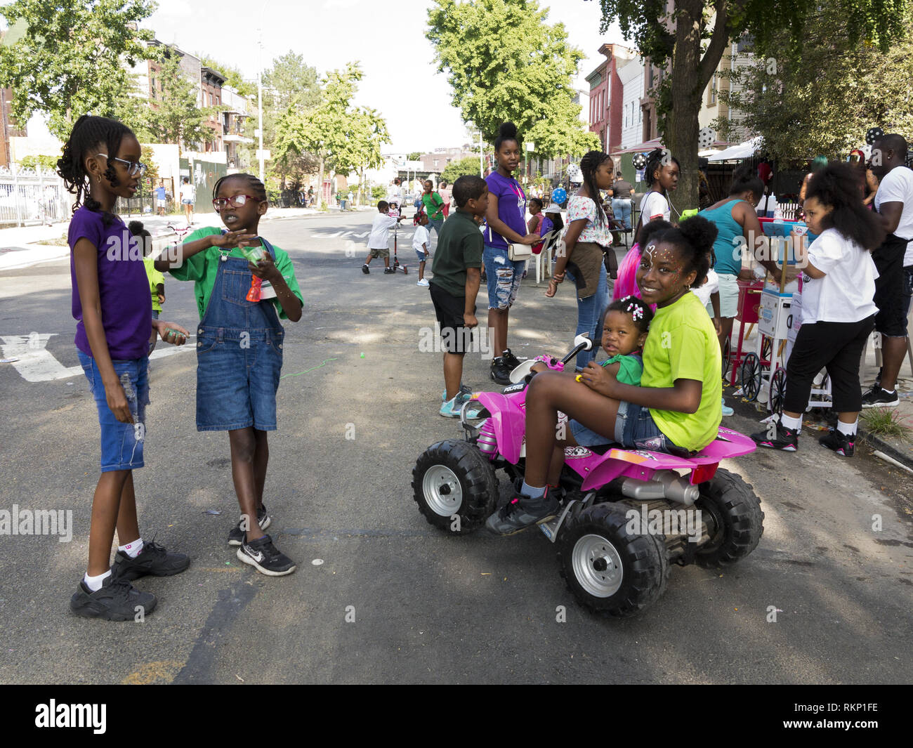 Bambini al block party in Bedford-Stuyvesant sezione di Brooklyn, New York. Foto Stock