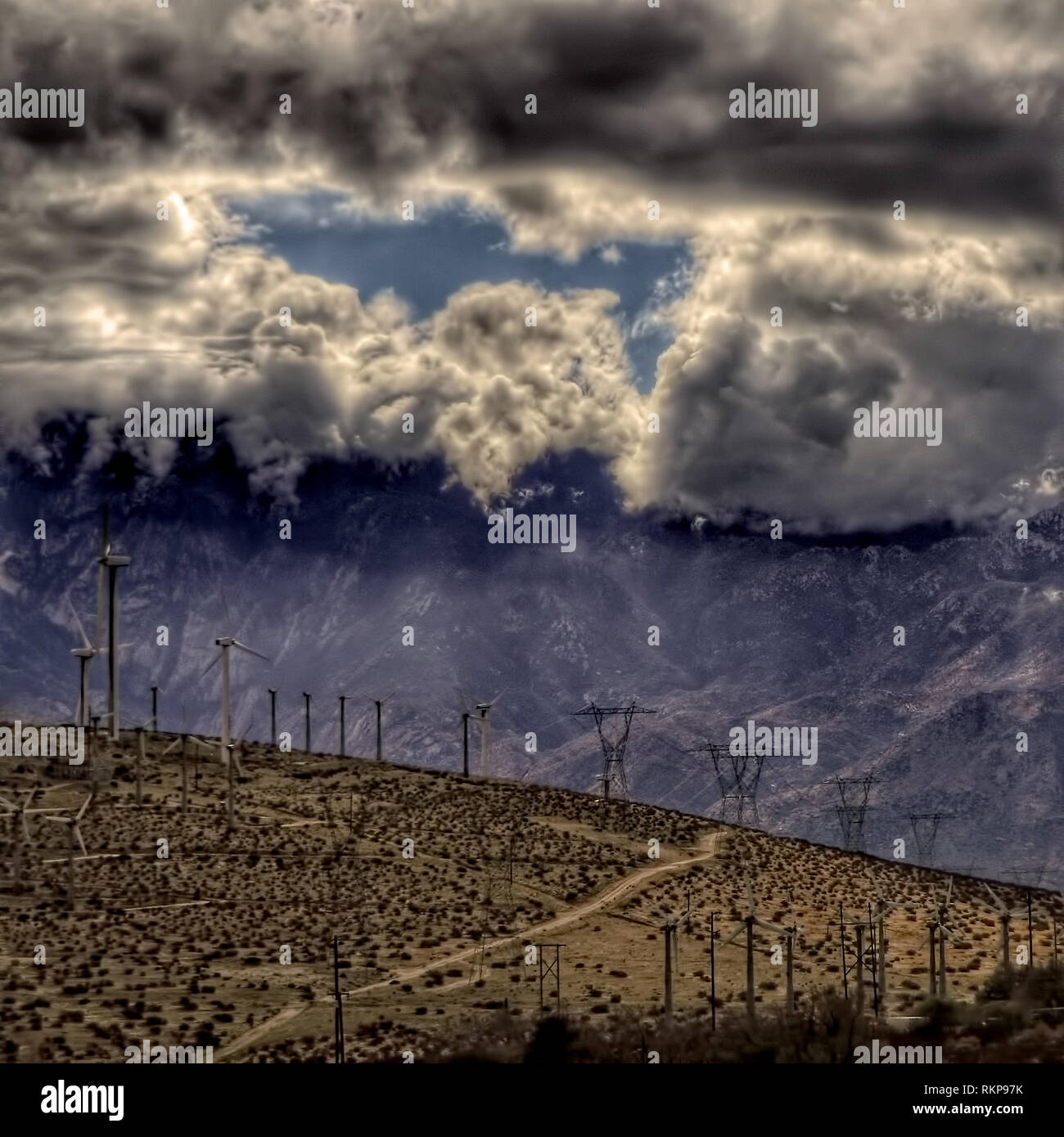 Deserto aria di tempesta su green power mulini a vento. Foto Stock