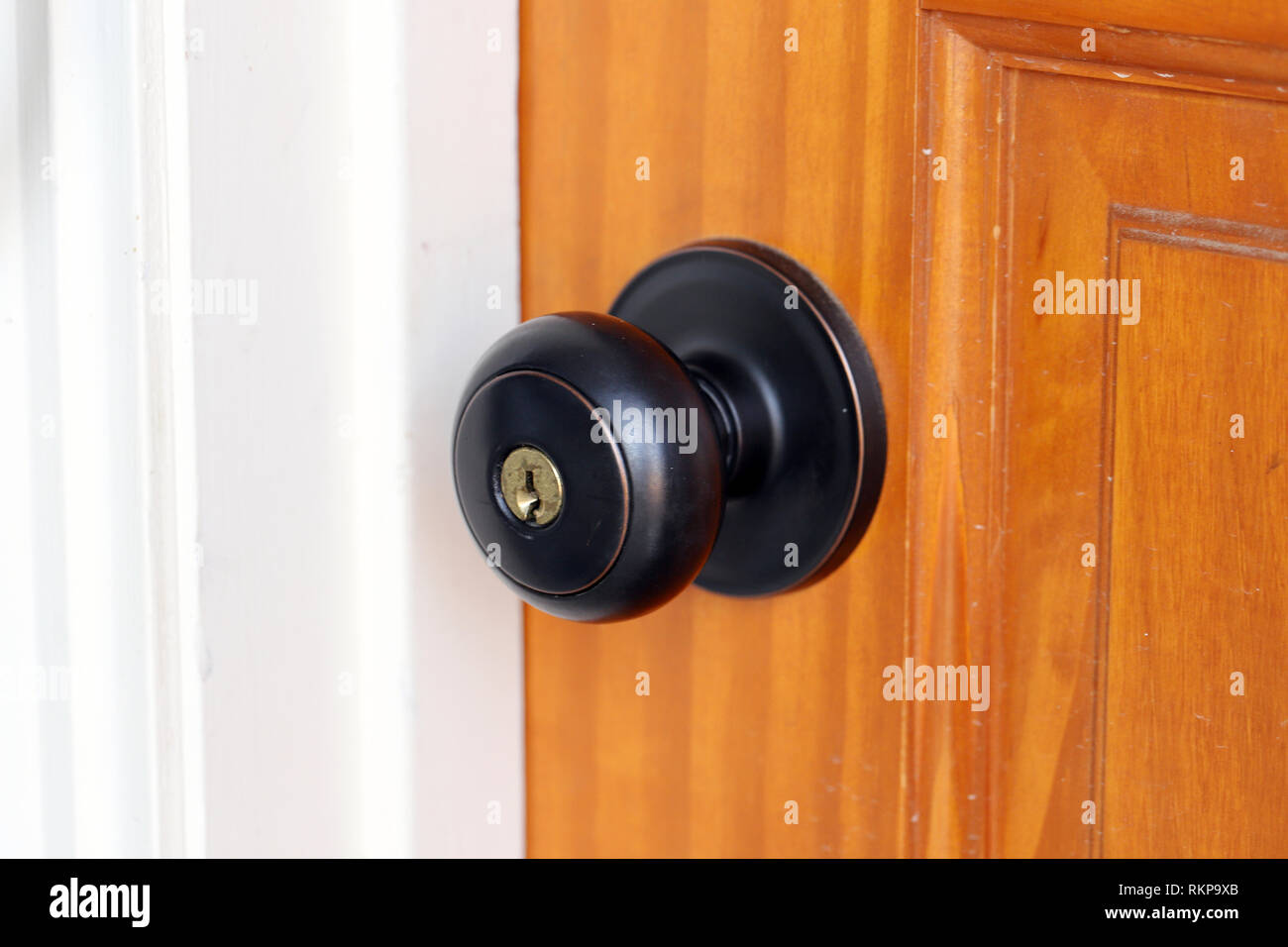 Round maniglia della porta per porta di legno all'interno di una casa Foto Stock