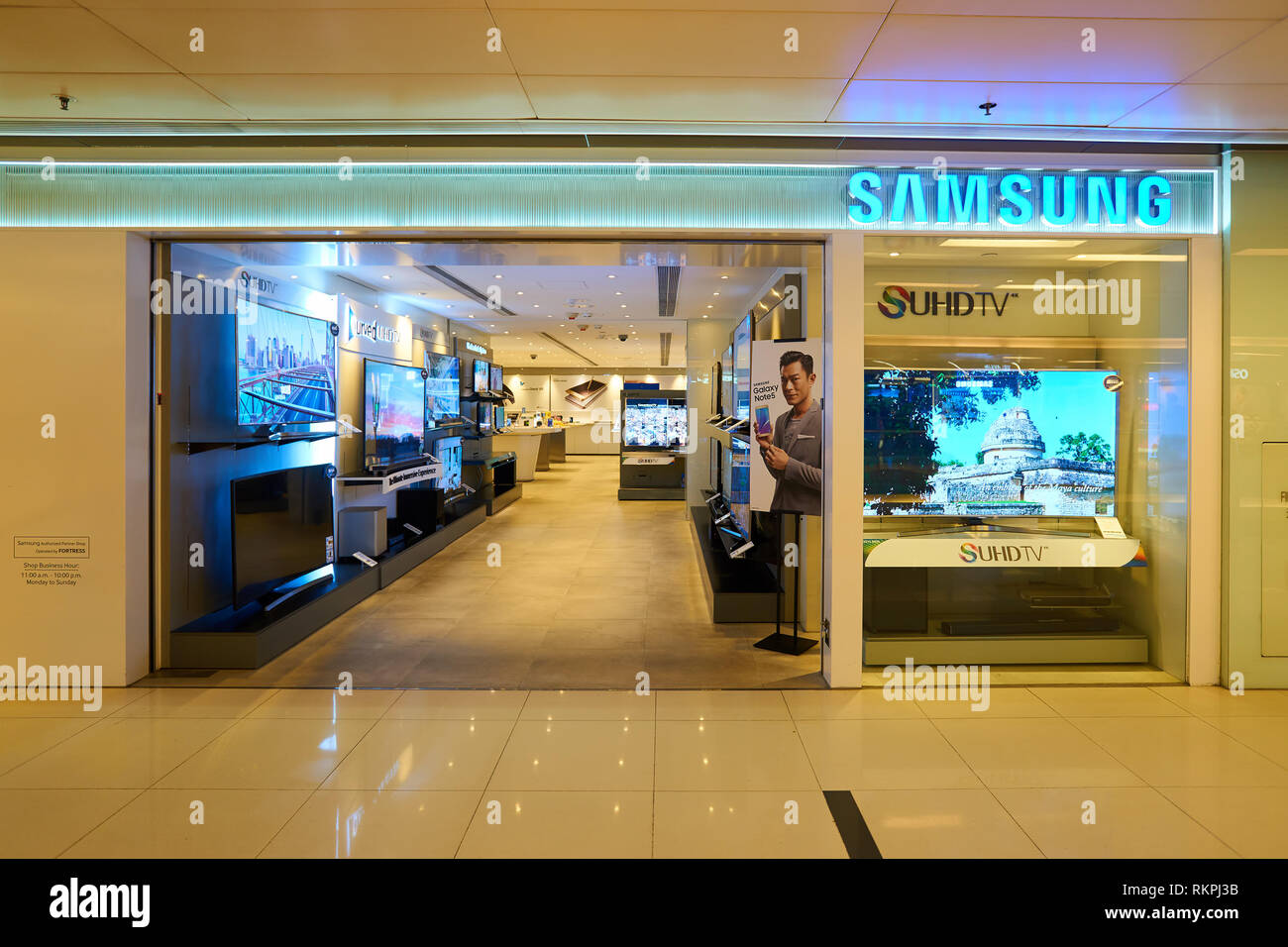 HONG KONG - circa gennaio, 2016: un negozio elettronico al centro per lo shopping di Hong Kong. Lo shopping è un popolare ampiamente attività sociale in Hong Kong. Foto Stock