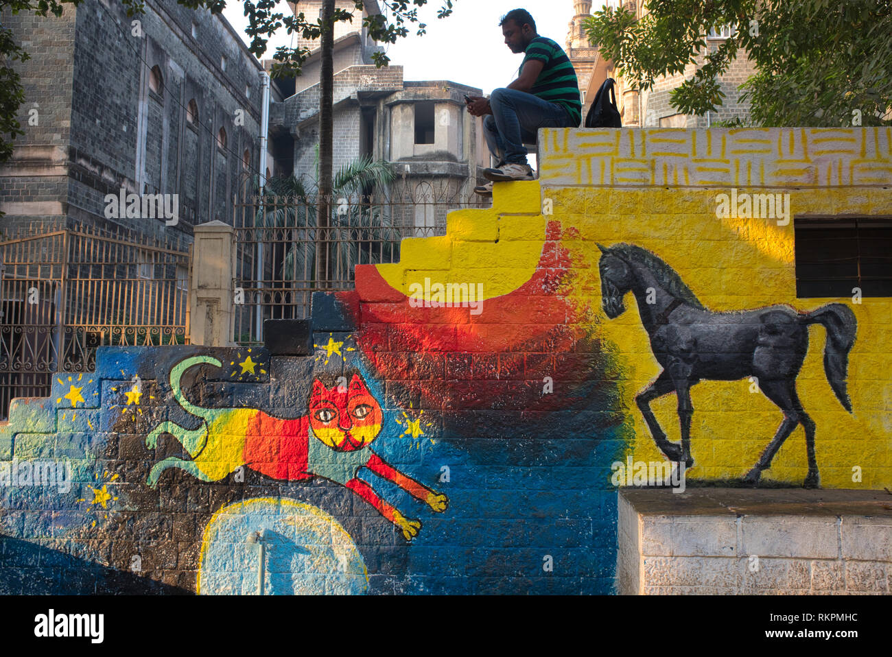 Un uomo seduto sulla decorazione utilizzato fro Kala Ghoda ("Black Horse") Arts Festival di Fort, Mumbai, India Foto Stock
