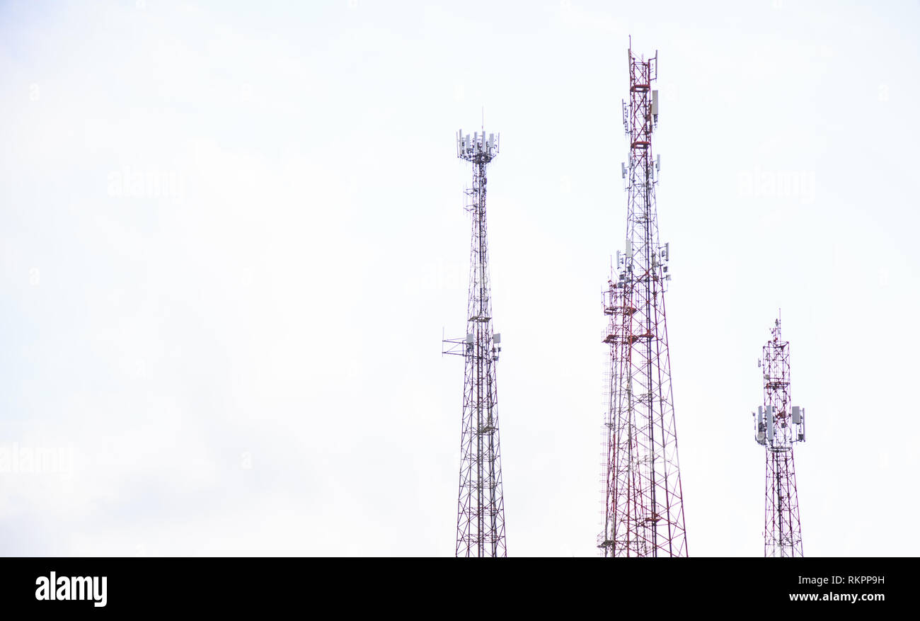 Antenne radio e torri, tall artificiali o controventato autoportanti tubolare metallico del tubo telaio strutture edificio progettato per il supporto di antenne per telecommuni Foto Stock