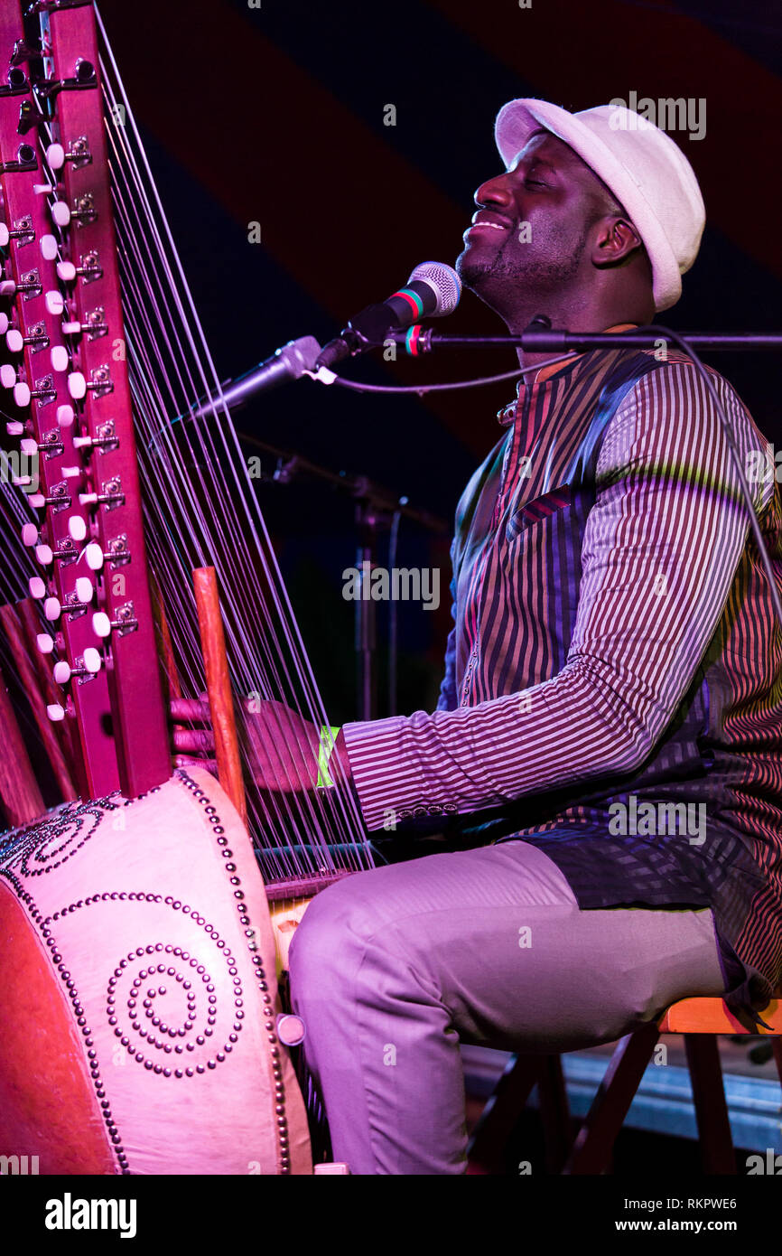 Seckou Keita suona la kora live at Beltane Fire Festival, East Sussex, Regno Unito Foto Stock