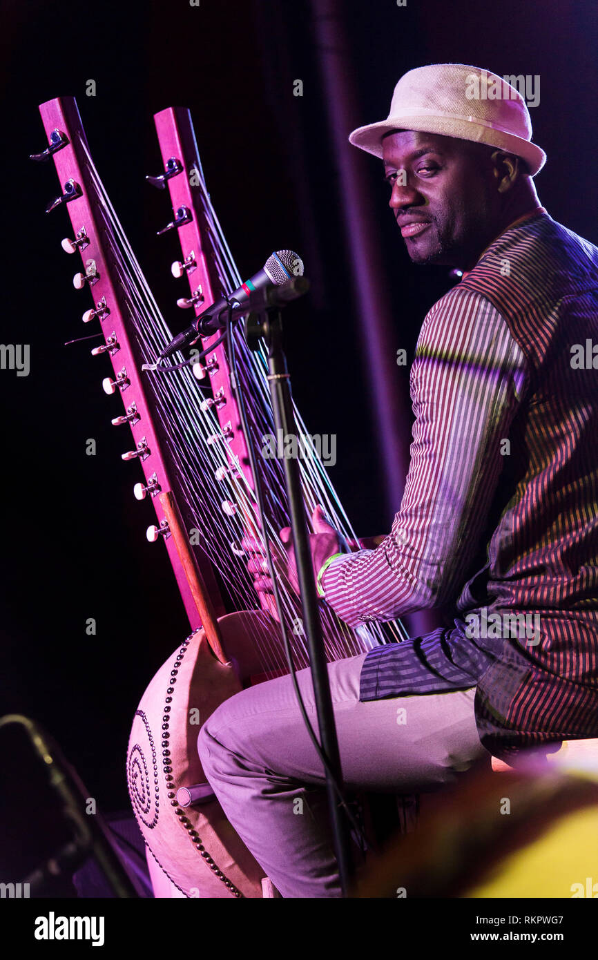 Seckou Keita suona la kora live at Beltane Fire Festival, East Sussex, Regno Unito Foto Stock