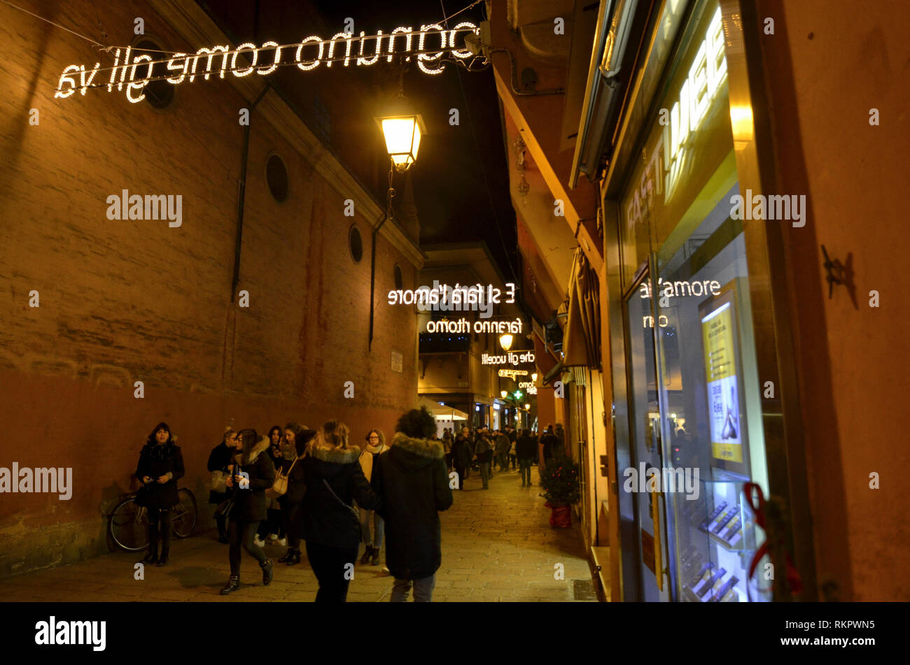 Bologna, Emilia Romagna, Italia. Dicembre 2018. Per le vacanze di Natale, la strada è decorato con luci che mostra il testo della canzone il ye Foto Stock