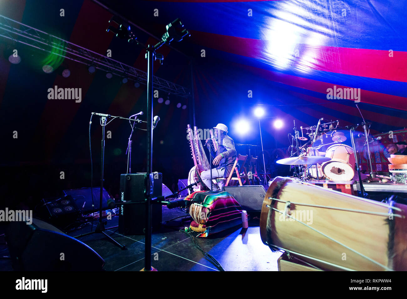 Seckou Keita suona la kora live at Beltane Fire Festival, East Sussex, Regno Unito Foto Stock