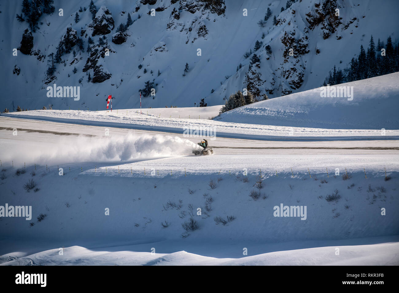 Courchevel Altiport serve Courchevel, una località sciistica nelle Alpi francesi. Nella foto la neve è stata cancellata dalla pista. Foto Stock