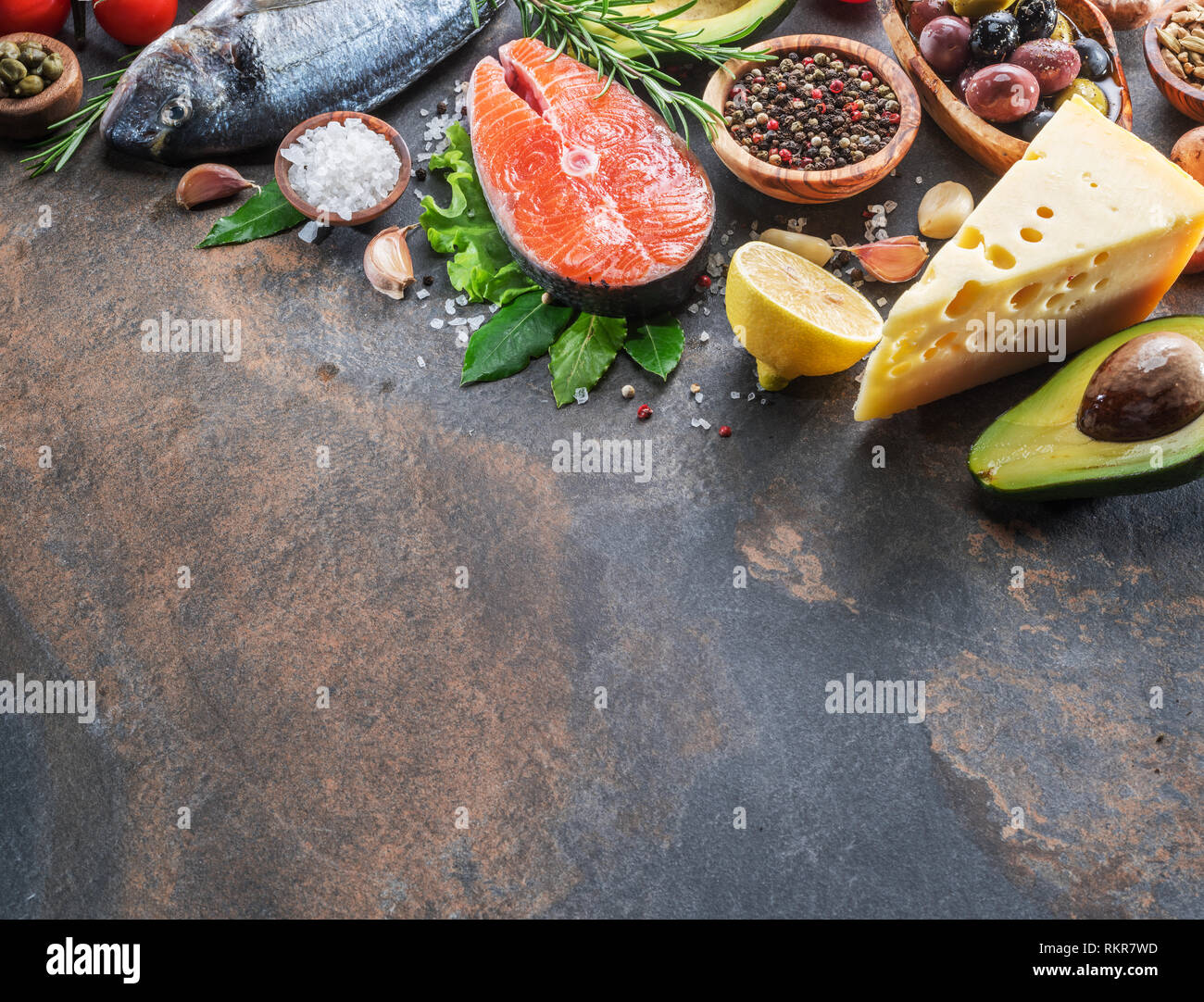 Materie dorado pesce e bistecca di salmone con spezie e verdure sulla scheda di grafite. Vista dall'alto. Foto Stock