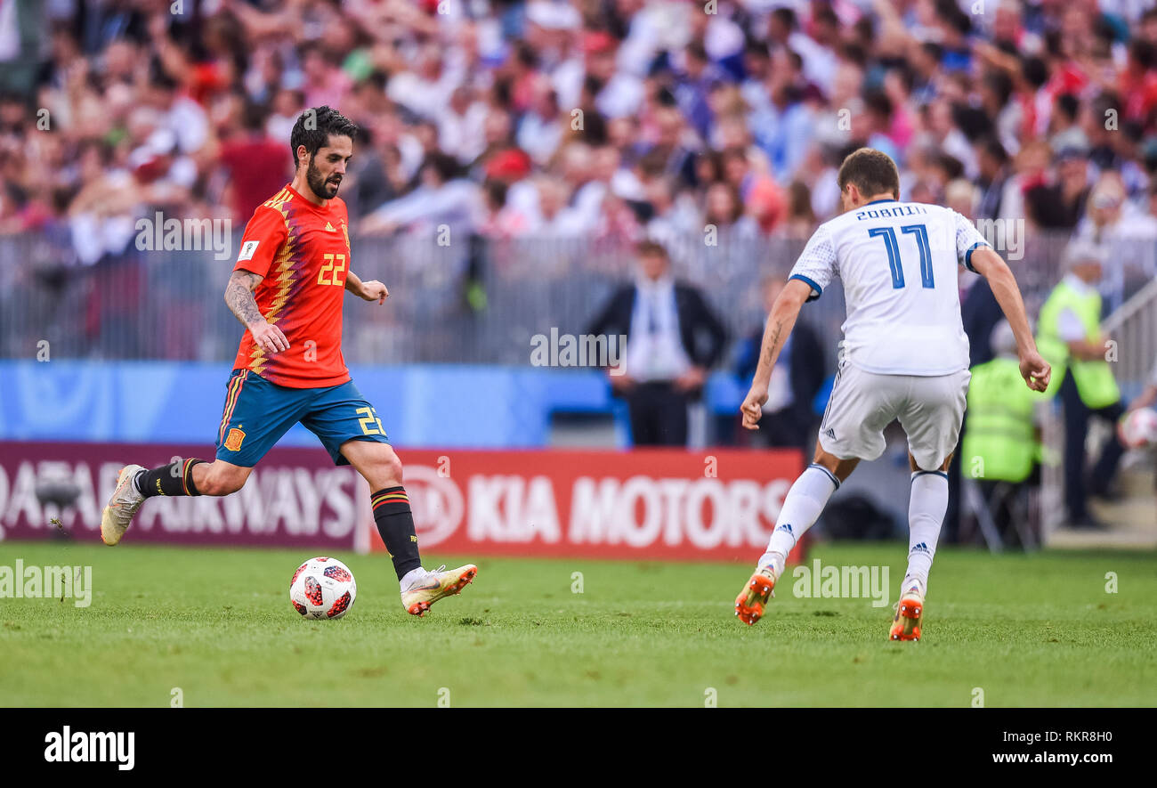 Mosca, Russia - Luglio 1, 2018. Spagna nazionale di calcio centrocampista Isco e Russia la squadra nazionale centrocampista Zobnin romana durante la Coppa del Mondo FIFA 201 Foto Stock