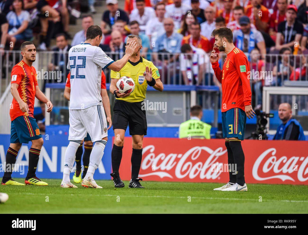 Mosca, Russia - Luglio 1, 2018. Spagna national football team di giocatori Gerard Pique e Koke con la Russia la squadra nazionale scontrino Artem Dzyuba e arbitro B Foto Stock