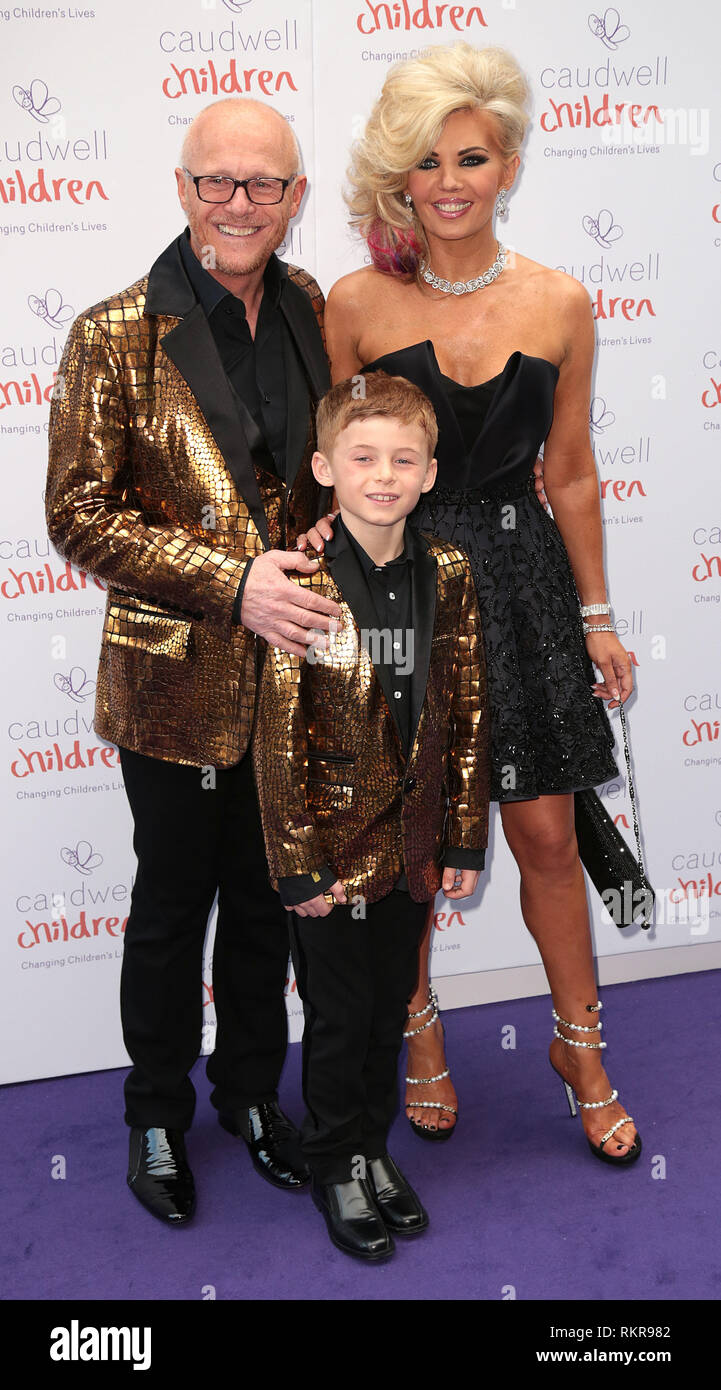 John Caudwell con Claire Johnson e il loro figlio frequentare i bambini Caudwell Butterfly Palla al Grosvenor House Hotel Foto Stock