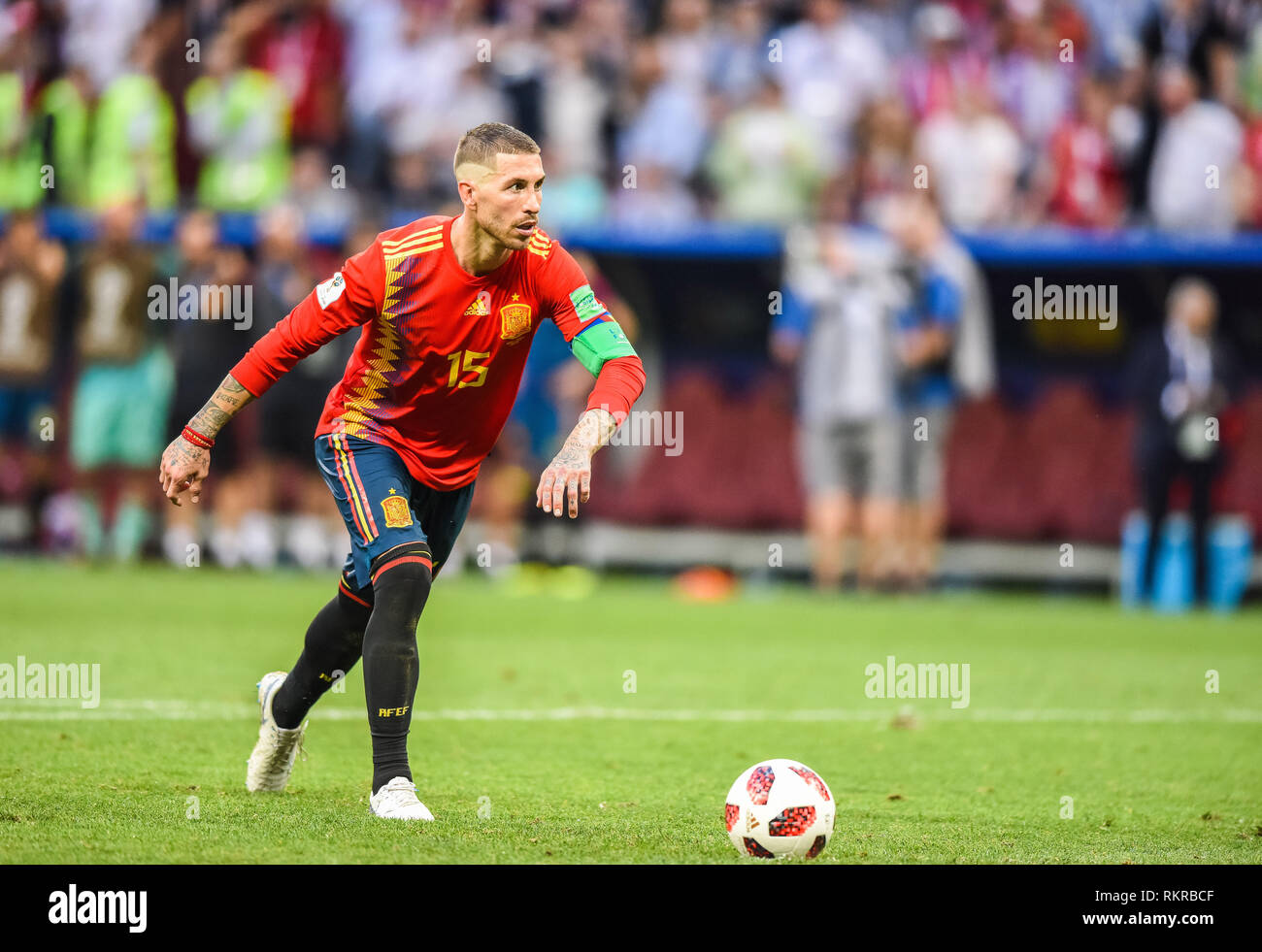 Mosca, Russia - Luglio 1, 2018. Spagna national football team capitano Sergio Ramos di eseguire un calcio di rigore durante la pena shootout in Coppa del Mondo FIFA 2 Foto Stock