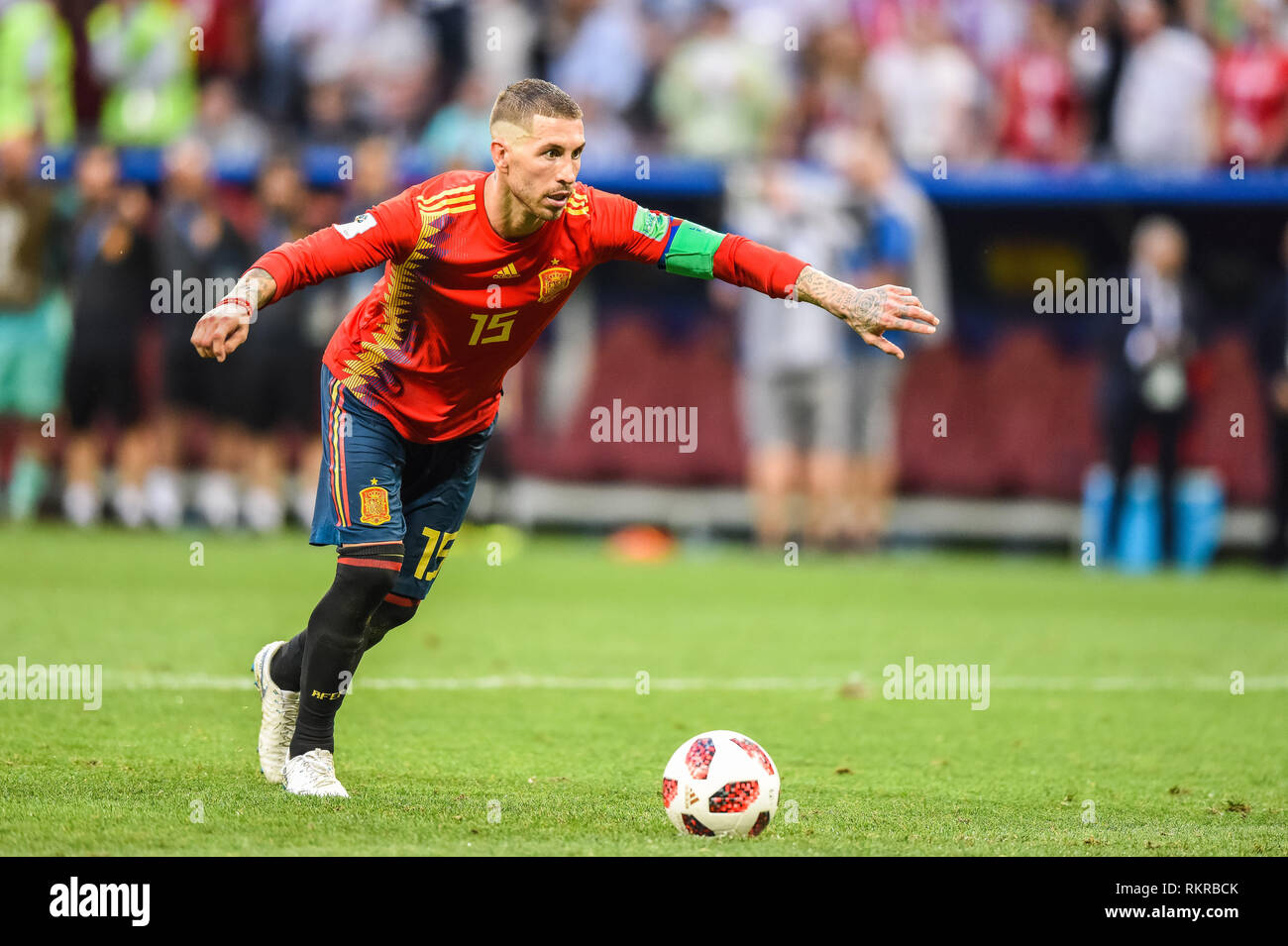 Mosca, Russia - Luglio 1, 2018. Spagna national football team capitano Sergio Ramos di eseguire un calcio di rigore durante la pena shootout in Coppa del Mondo FIFA 2 Foto Stock