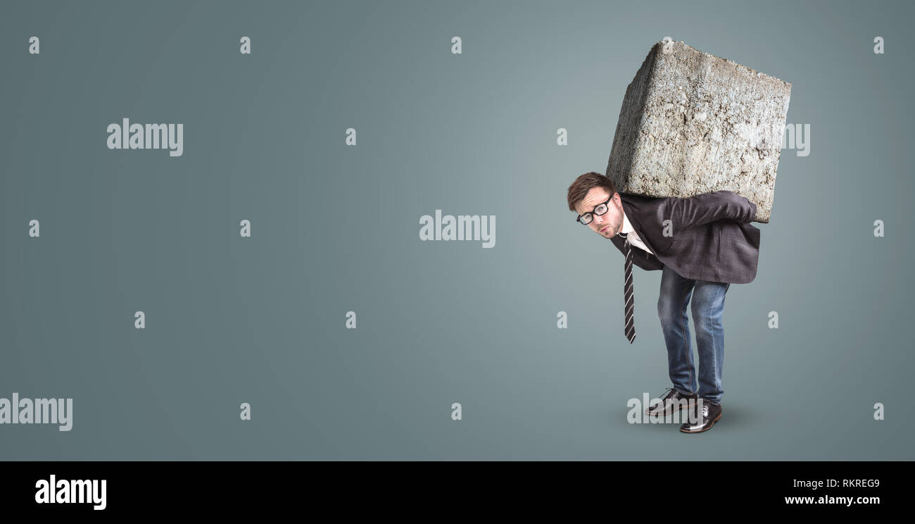 Imprenditore portando una grande e pietra pesante sulla sua schiena Foto Stock