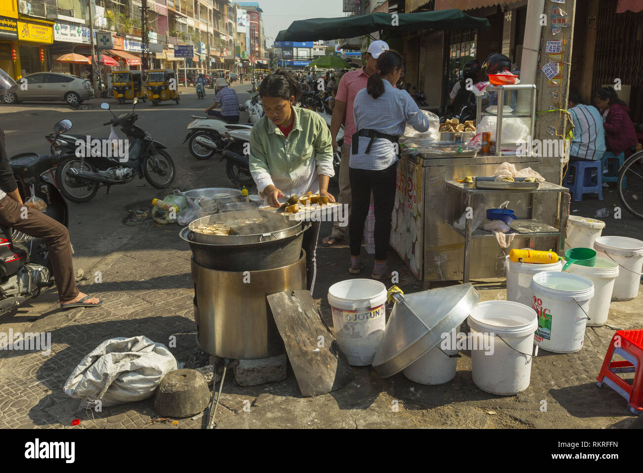 Cucina di strada in Phnom Penh Cambogia Foto Stock