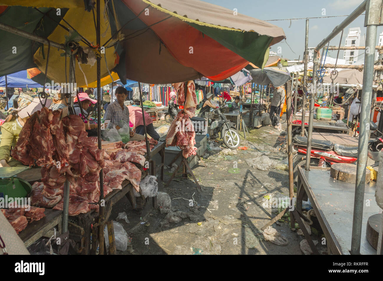 Vendita di carne al mercato in Phnom Penh Cambogia Foto Stock