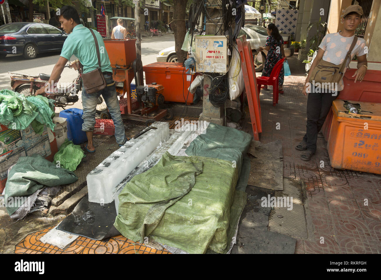 Rompere i blocchi di ghiaccio con la macchina su strada di Phnom Penh Foto Stock