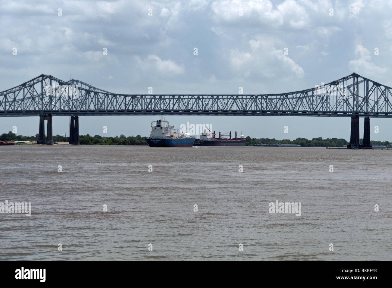 Veicolo GPL o gas tanker durante la navigazione in Crescent City ponte di collegamento sul fiume Mississippi a New Orleans, Louisiana, Stati Uniti d Foto Stock